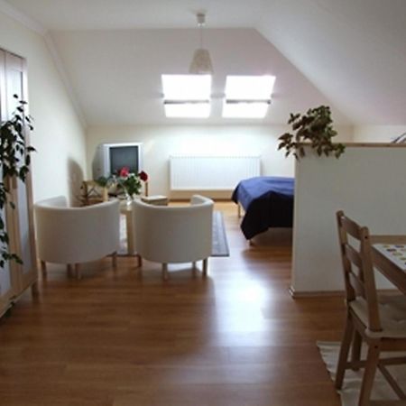 Ilona Apartmanház Komárom Esterno foto