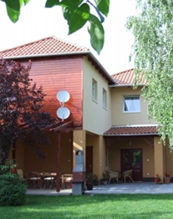 Ilona Apartmanház Komárom Esterno foto