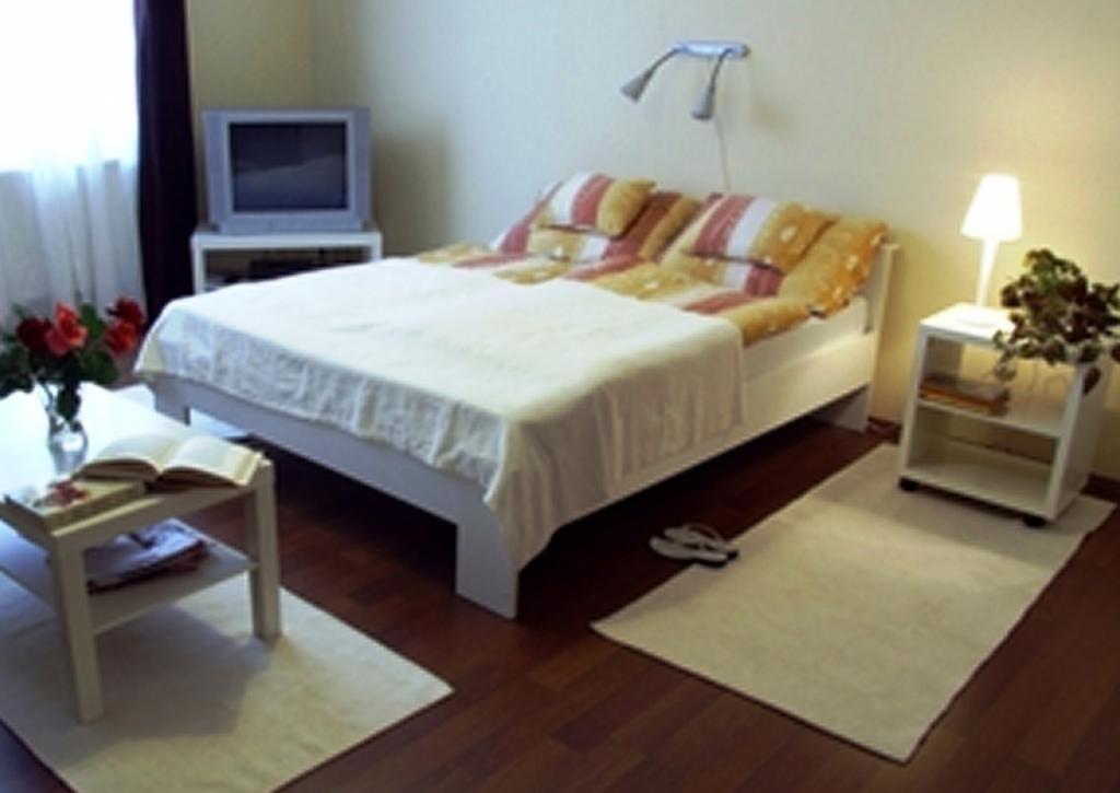 Ilona Apartmanház Komárom Esterno foto