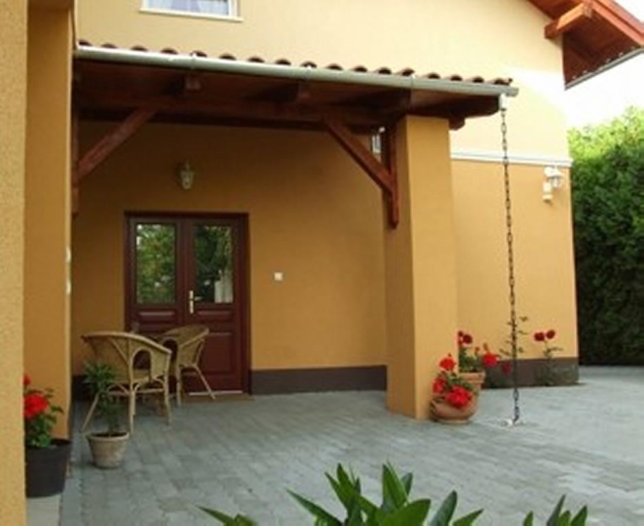 Ilona Apartmanház Komárom Esterno foto
