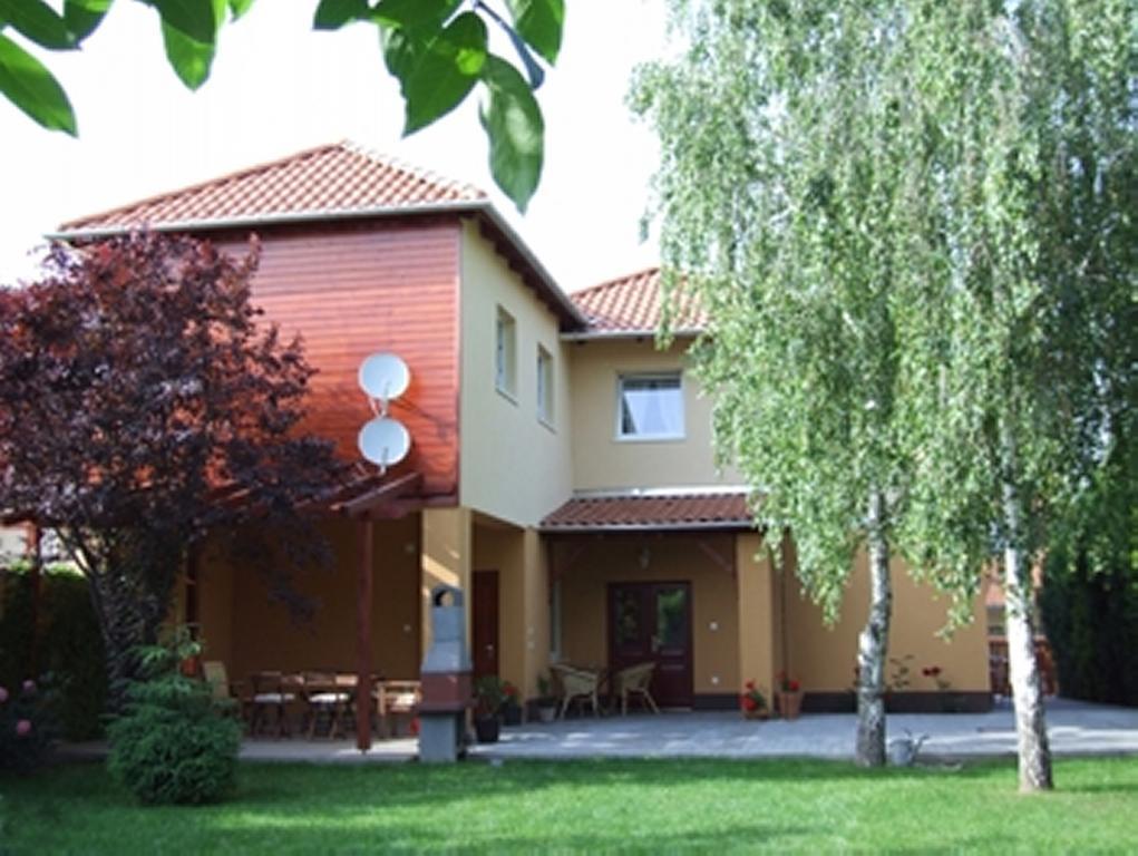 Ilona Apartmanház Komárom Esterno foto