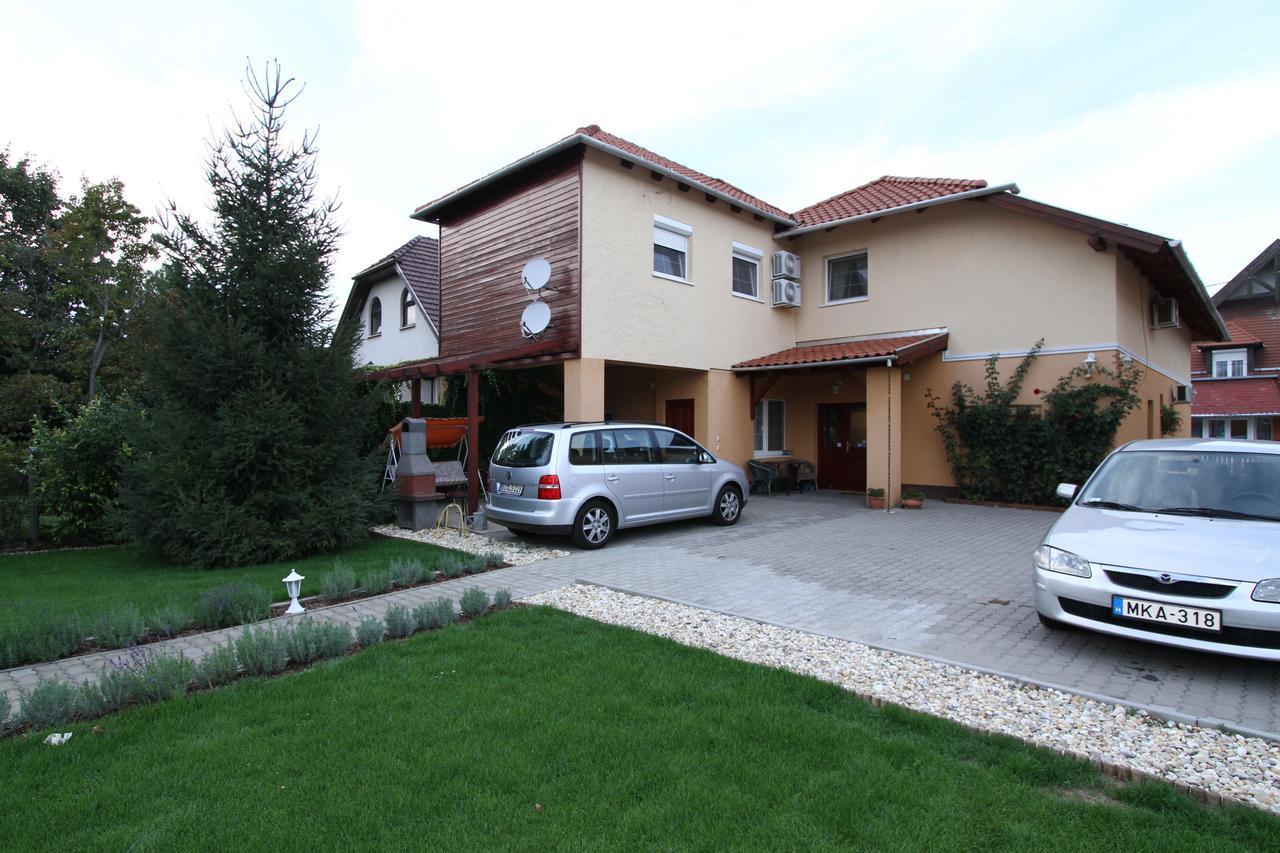 Ilona Apartmanház Komárom Esterno foto